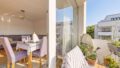 Wohnzimmer mit Balkon